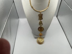 Vintage goldfarben chinesische Medaillons & Symbole Anhänger Statement Halskette - Bild 1 von 5
