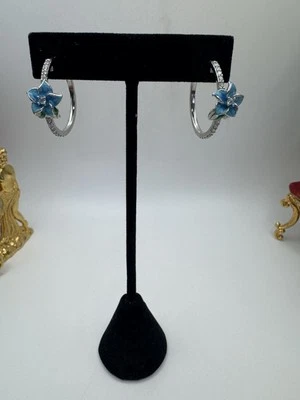 Pendientes de gancho enchapados en rodio flores de plumeria hawaiana circonita cúbica y esmalte Foto 1 de 4