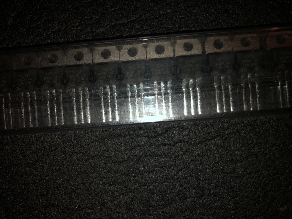 43 Stück TIP115  STM PNP Darlington + Diode  60V  2A  50W  TO220AB  NEW  - Bild 1 von 1