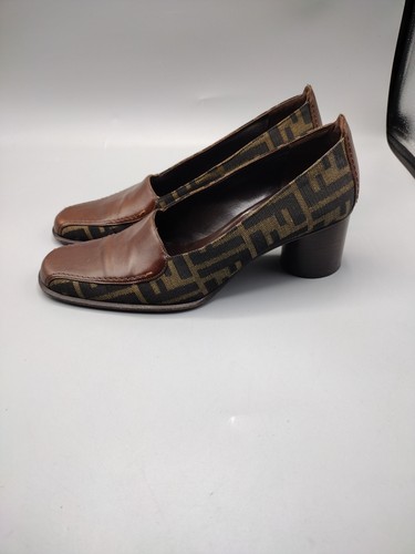 Décolleté Fendi Zucca tela pelle punta cappuccio marrone nero taglia 8 5 Italia logo FF