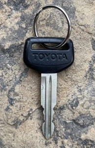 Llave de vehículo Toyota vintage. Usado - Imagen 1 de 4