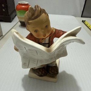 Hummel Goebel TMK-2 Aktuelle Nachrichten Deutsche Version Junge liest Papier Figur - Bild 1 von 7