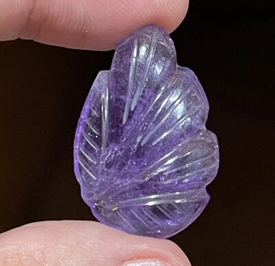 23.6ct 31x21x5.6mm Large Purple Leaf Carved Flat Back Amethyst Cabochon Gem - Image 1 of 4