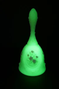 Campana de diseño de flores florales pintadas a mano de vidrio artístico natillas satinadas Fenton - Imagen 1 de 16