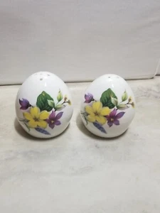 VINTAGE BRADFORD BONE CHINA EGG SALT & PEPPER SHAKER SET 2 1/2" MADE IN ENGLAND - Picture 1 of 5