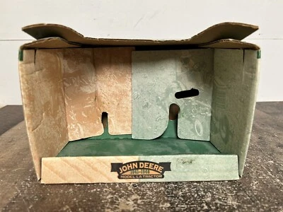SpecCast 1/16 John Deere 1941-1946 Model LA Tractor Box Box Only No Tractor - Image 1 of 4