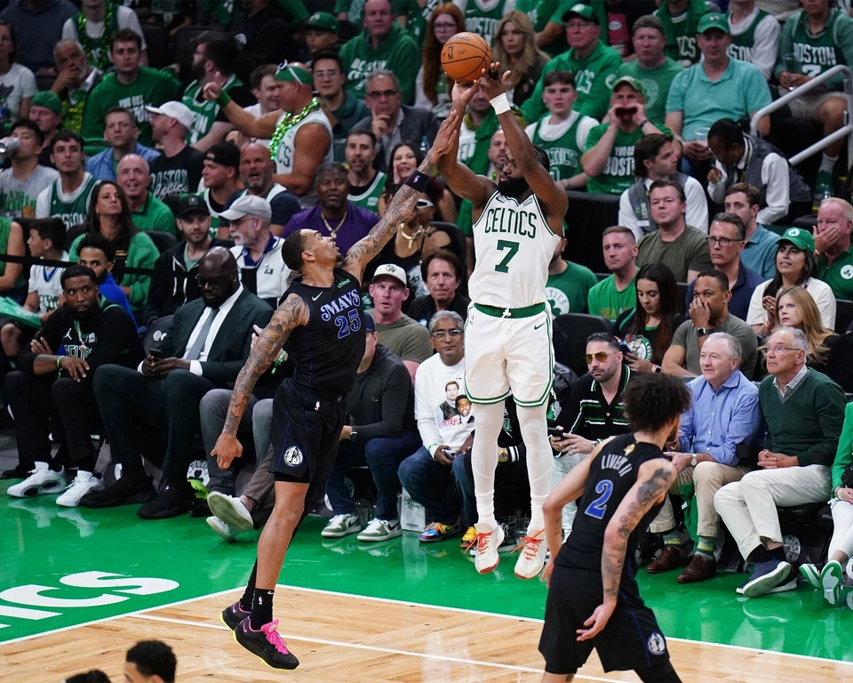 Foto de baloncesto de la NBA Jaylen Brown disparando a tres punteros Boston Celtics 8x10 Foto 1 de 1