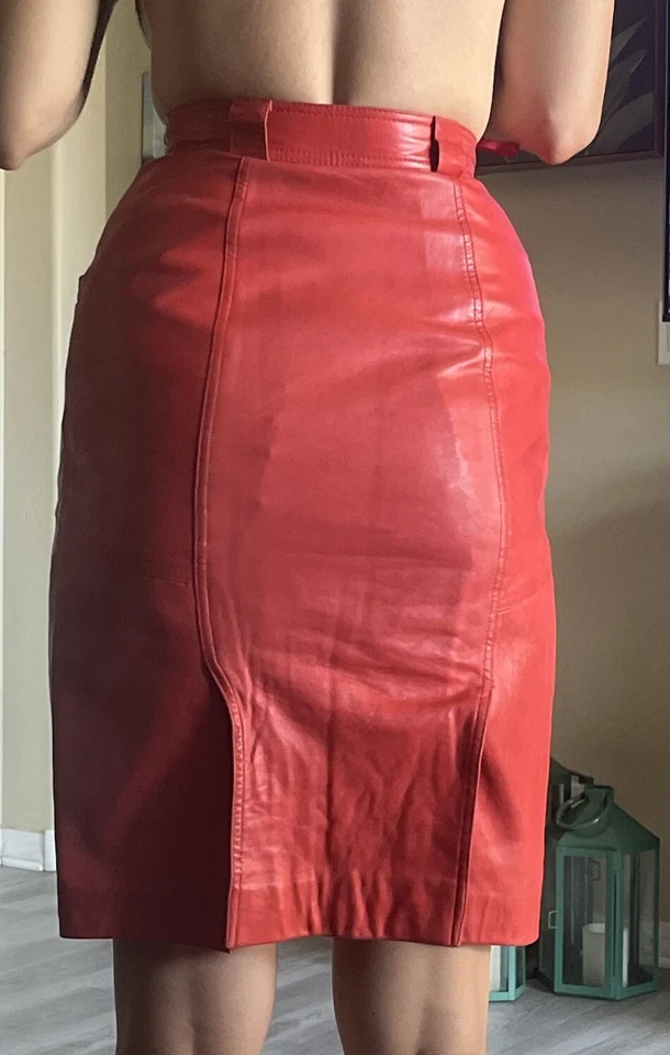 Falda de laurel de cuero rojo talla 36 hecha en Alemania se ajusta como 2-4 ver medidas Foto 1 de 4