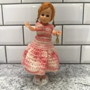 Vintage Schlafaugen 7,5" Kunststoffpuppe mit beweglichem Kopf, Armen & rosa Häkelkleid - Bild 1 von 11
