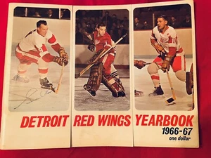 1966-67 GORDIE HOWE Signed Detroit Red Wings Hockey Yearbook 60s vtg Autograph  - Picture 1 of 12