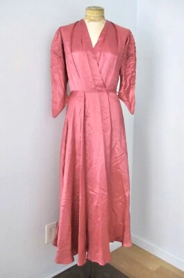 Bata de baño larga satinada rosa de colección años 40 Segunda Guerra Mundial joya mangas acolchadas envoltura frontal M Foto 1 de 4