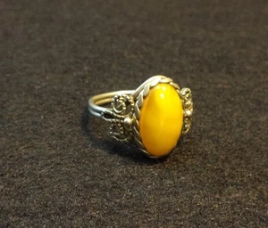 NATURAL OLD ANTIQUE BUTTERSCOTCH EGG YOLK BALTIC AMBER RING. - Picture 1 of 6