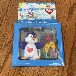 Kenner 1980 Care Bear Cousins Acogedor Corazón Pingüino con Patines N’ice Nunca Abiertos - Imagen 1 de 4
