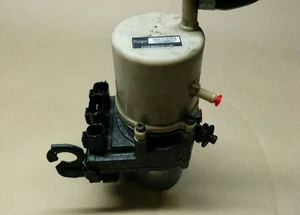 2004-2005 Mazda 3 Power Steering Pump Assembly (electric, frame mounted) - Bild 1 von 2