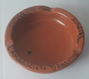 PSC 22 Portacenere pubblicitario AMBASCIATA D'ABRUZZO Trieste - ceramica cm 13 - Foto 1 di 2