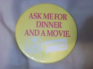 Vintage Blockbuster Werbung Button Pinback Ask Me For Dinner And A Movie - Bild 1 von 2