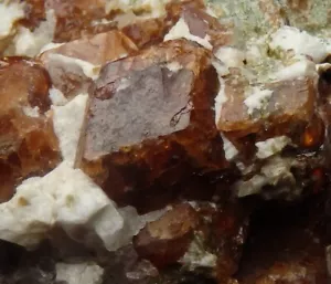 GARNET var. GROSSULAR big crystals --- NORWAY - Nordland - Vefsn - Toven /pj855 - Picture 1 of 10