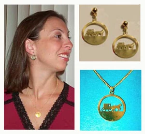 Horse & Buggy Photo Etchd Gold Necklace & Post Earrings Very classy unique - Foto 1 di 1