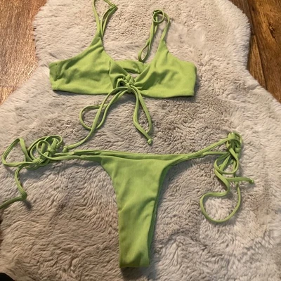 Sexy bikini para mujer Zaful talla pequeña verde acanalado corbata laterales Foto 1 de 4