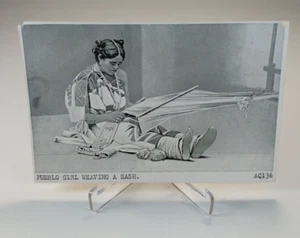 Pueblo Ragazza Tessi una Fascia Cartolina d'epoca non spedita - Foto 1 di 2