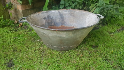 Original Vintage Tin Feed Scuttle . Great Planter! Cover