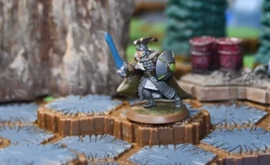 Heroscape : Finn the Viking Champion  (1 Figure & 1 Battle Card) - Picture 1 of 2