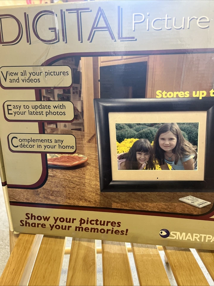 Smartparts 11" Digital Picture Frame Over 2,000 Photos - Image 1 of 4