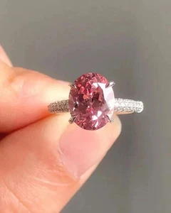 Anillo de compromiso ovalado de zafiro rosa con diamantes de 4,20 quilates en oro blanco de 14 k - Imagen 1 de 11