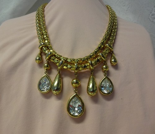 Collana vintage Givenchy design medievale a goccia tono oro pelle di serpente catena