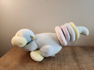 Baby Ganz Ring A Ling Affe Plüschschwanz Stapelring Spielzeug - Bild 1 von 11
