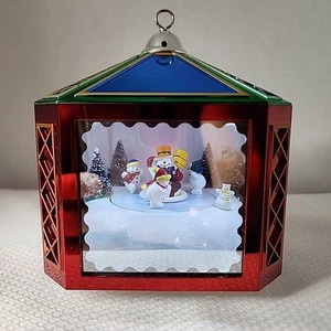 Mr. Christmas Iluminado Musical Caja Abierta Sellada Escena Mágica Adorno 2009 - Imagen 1 de 12