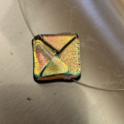 Collar Cristal Arte Oro/Verde Colgante Iridiscente 3/4" Cuadrado 16" Alambre. Foto 1 de 4