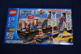 LEGO City 7937 TRAIN STATION 361 Pieces New in sealed box