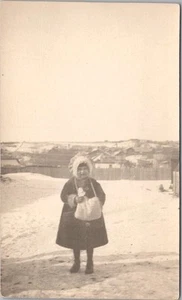 VLADIVOSTOK Siberia Rusia RPPC Foto Postal Niña/Escena de Invierno - Imagen 1 de 2