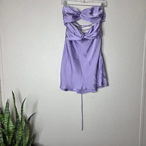 Nuevo Mini Vestido Hello Molly Sailing Day Lila Satén Sin Tirantes Corte Atado Atrás - Imagen 1 de 7