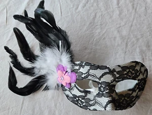 Masque loup noir et blanc avec dentelle et plumes (li) - Bild 1 von 3