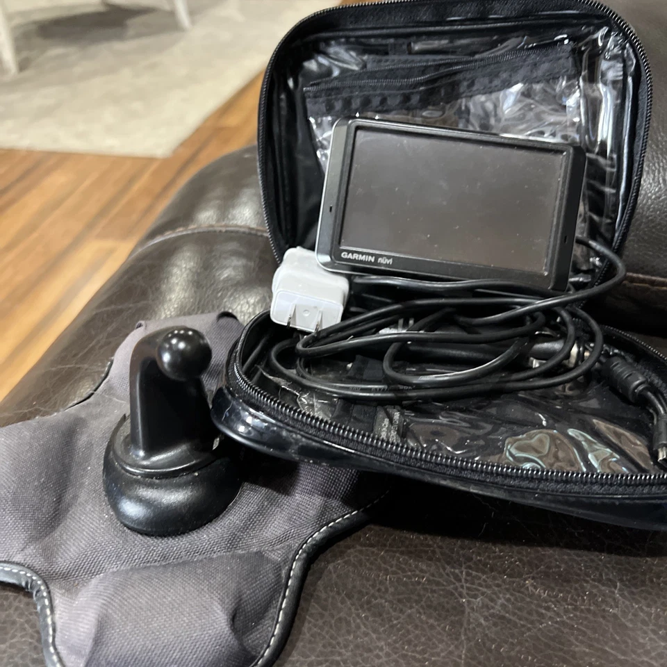 Garmin Nuvi 1390 GPS Unit Bundle B09 - Image 1 of 1