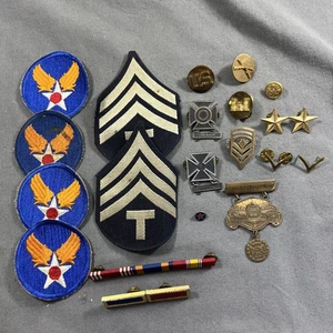 WWII WW2 Era Lot US Army Navy Military Pins Badges Patches - Imagen 1 de 5
