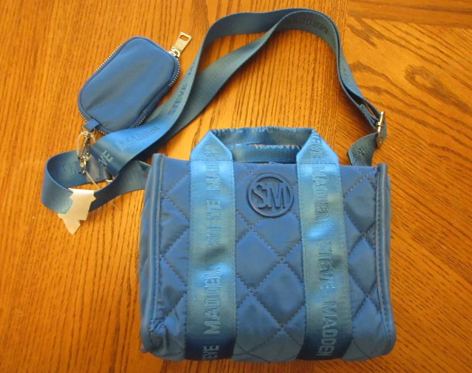 STEVE MADDEN~BOLSO BANDOLERA ACOLCHADO AZUL~NUEVO~Logo HOMBRO~Correa de guitarra Foto 1 de 4