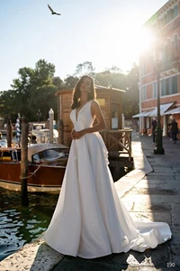 Elegant wedding dress, Classic A line, Simple wedding dress with open back - Picture 1 of 5