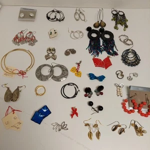 Lote de 30 pares de pendientes perforados vintage - modernos - Imagen 1 de 11