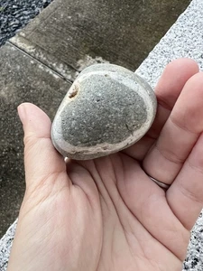 Handverlesener irischer Wunschstein von irischer Küste 63 mm - weiß/grau - Bild 1 von 7