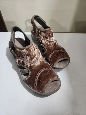 Sandalia cómoda con cuña punta abierta Bzees Drama terciopelo talla 9,5 M ligera  Foto 1 de 4