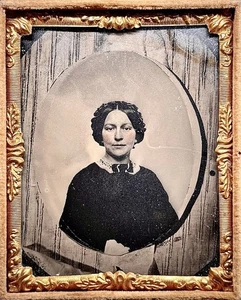 RARE 1/9 PLATE TINTYPE  -  AN OVAL COPY OF TINTYPE AGAINST WOOD - IN FULL  CASE - Picture 1 of 3