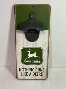 John Deere Apribottiglie Montaggio a Parete Acciaio Struttura Legno 8” X 3 1/2 Look Vintage - Foto 1 di 4