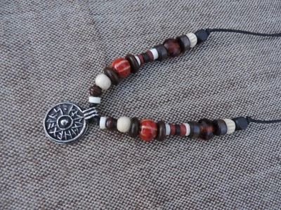 Colgante escudo redondo vikingo con cuentas de hueso, madera y vidrio Foto 1 de 3