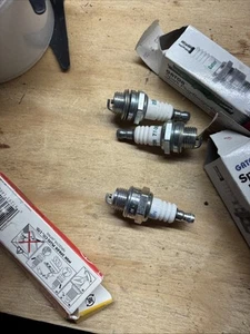 3 candele Ngk Gator 77-302.  Candele di accensione per rasaerba Bpmr7a X 3 - Foto 1 di 4