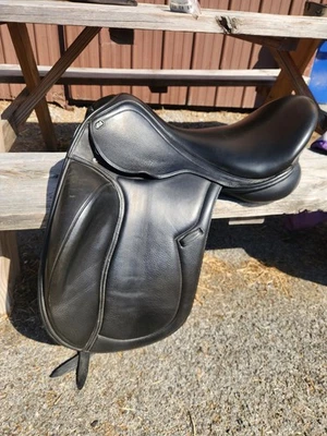 Sillín de doma PDS CARL HESTER Integro. Garganta ajustable 17,5.   ¡Perfecto! Foto 1 de 4