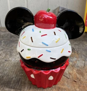 Nuevo Cupcake Disney Mickey Mouse con tarro de galletas de cereza y espolvorear - Imagen 1 de 12