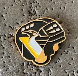 Pittsburgh Penguins Player Helmet NHL Hockey Pin - Imagen 1 de 2